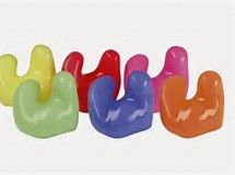 Un grupo de tapones para los oídos de colores sobre un fondo blanco.