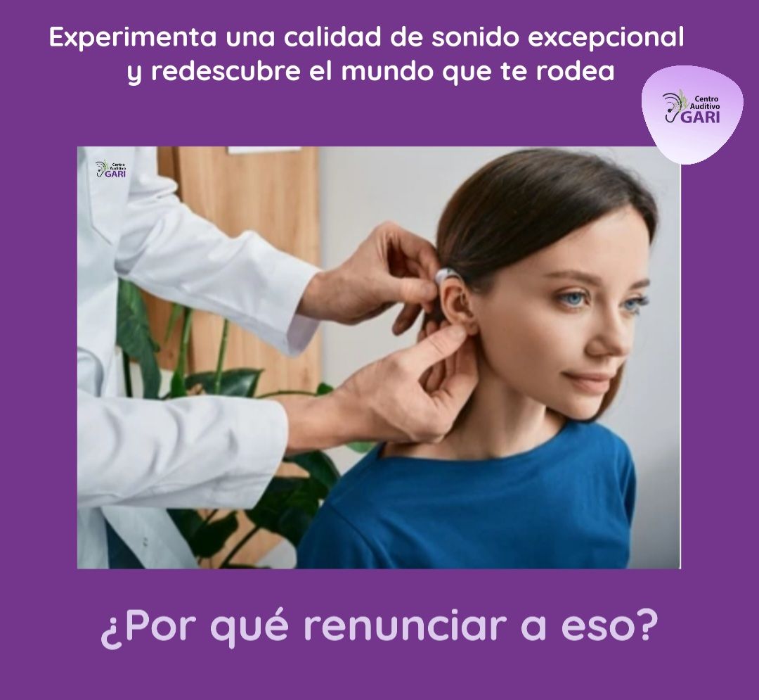 Una mujer se está haciendo examinar los oídos por un médico.