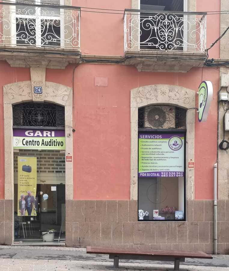 Un edificio con un cartel que dice gari.