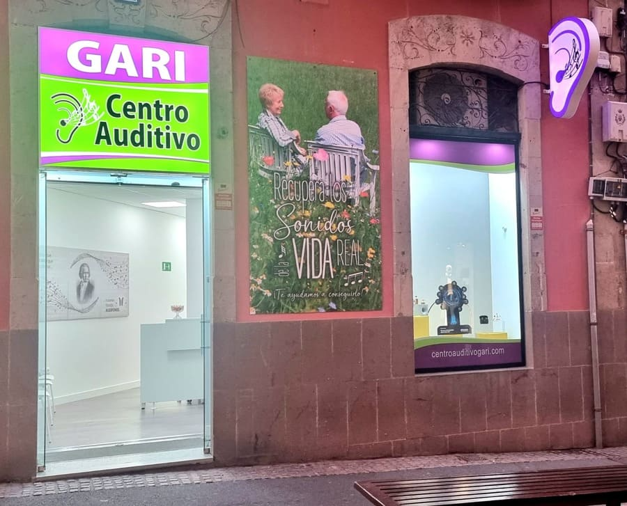Un escaparate con un cartel que dice gari centro auditivo