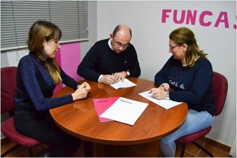 Un grupo de personas está sentado alrededor de una mesa con la palabra funca en la pared detrás de ellos.