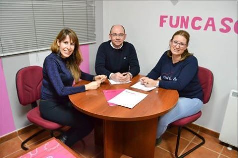 Un hombre y dos mujeres están sentados en una mesa en una habitación con un cartel que dice funcas