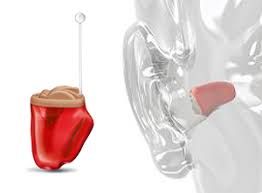 Un primer plano de un audífono en el oído de una persona.