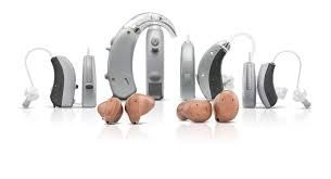 Un grupo de audífonos están colocados uno al lado del otro sobre una superficie blanca.