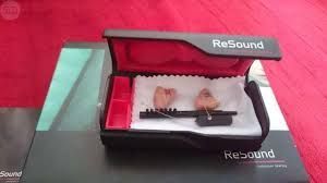 Un par de audífonos en una caja sobre una mesa.