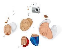 Un grupo de audífonos están sentados uno al lado del otro sobre un fondo blanco.