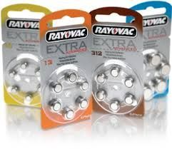 Un grupo de baterías adicionales de Rayovac están colocadas una al lado de la otra en una mesa.