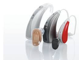 Tres audífonos están colocados uno al lado del otro sobre una superficie blanca.