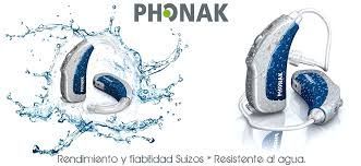 Un par de audífonos Phonak con agua salpicando a su alrededor.