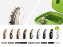 Un par de audífonos al lado de un estuche verde.