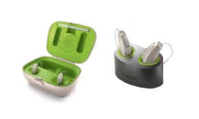 Un par de audífonos colocados encima de un cargador.