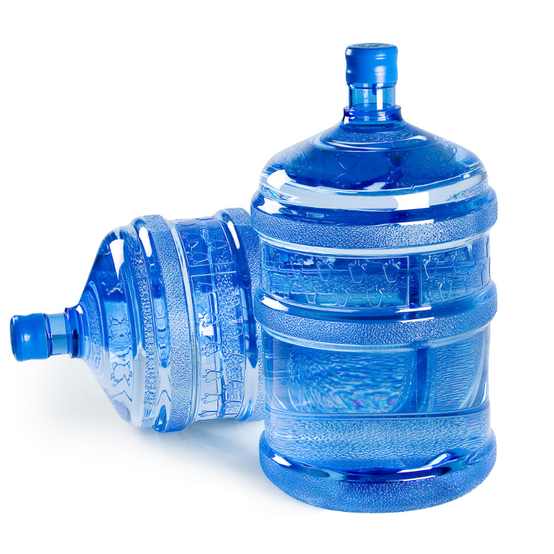 Dos botellas de agua están apiladas una encima de otra sobre un fondo blanco.