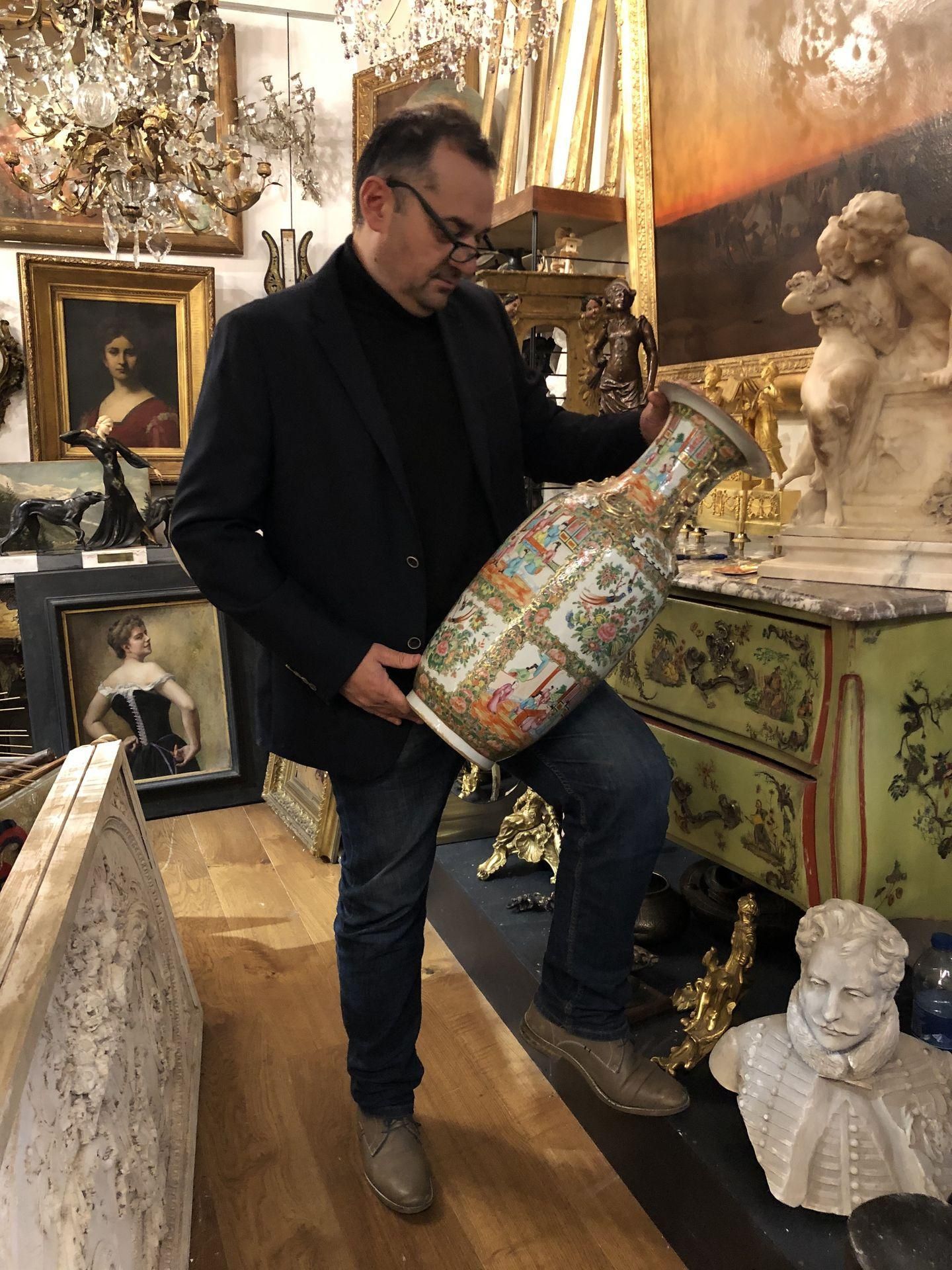 Antiquaire estimant un vase