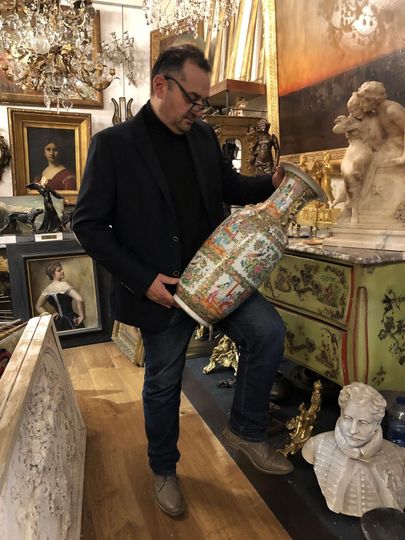 Antiquaire estimant un vase