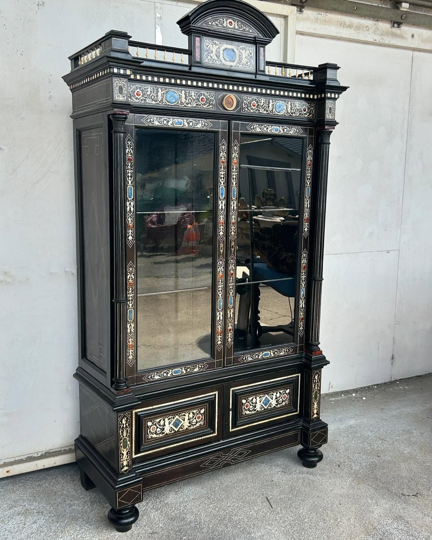 Grand meuble vitré