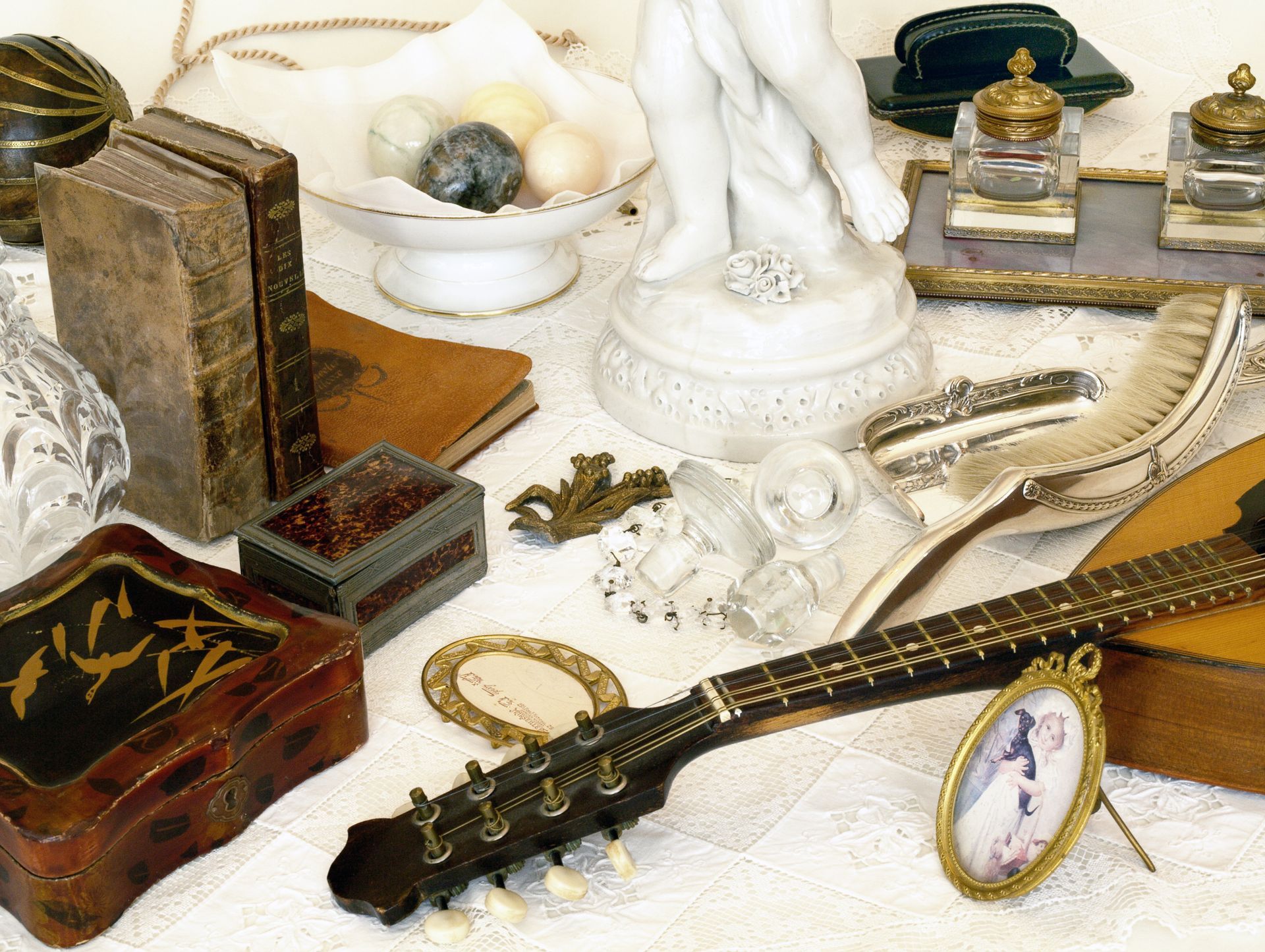 Mandoline, objets d'art et livres