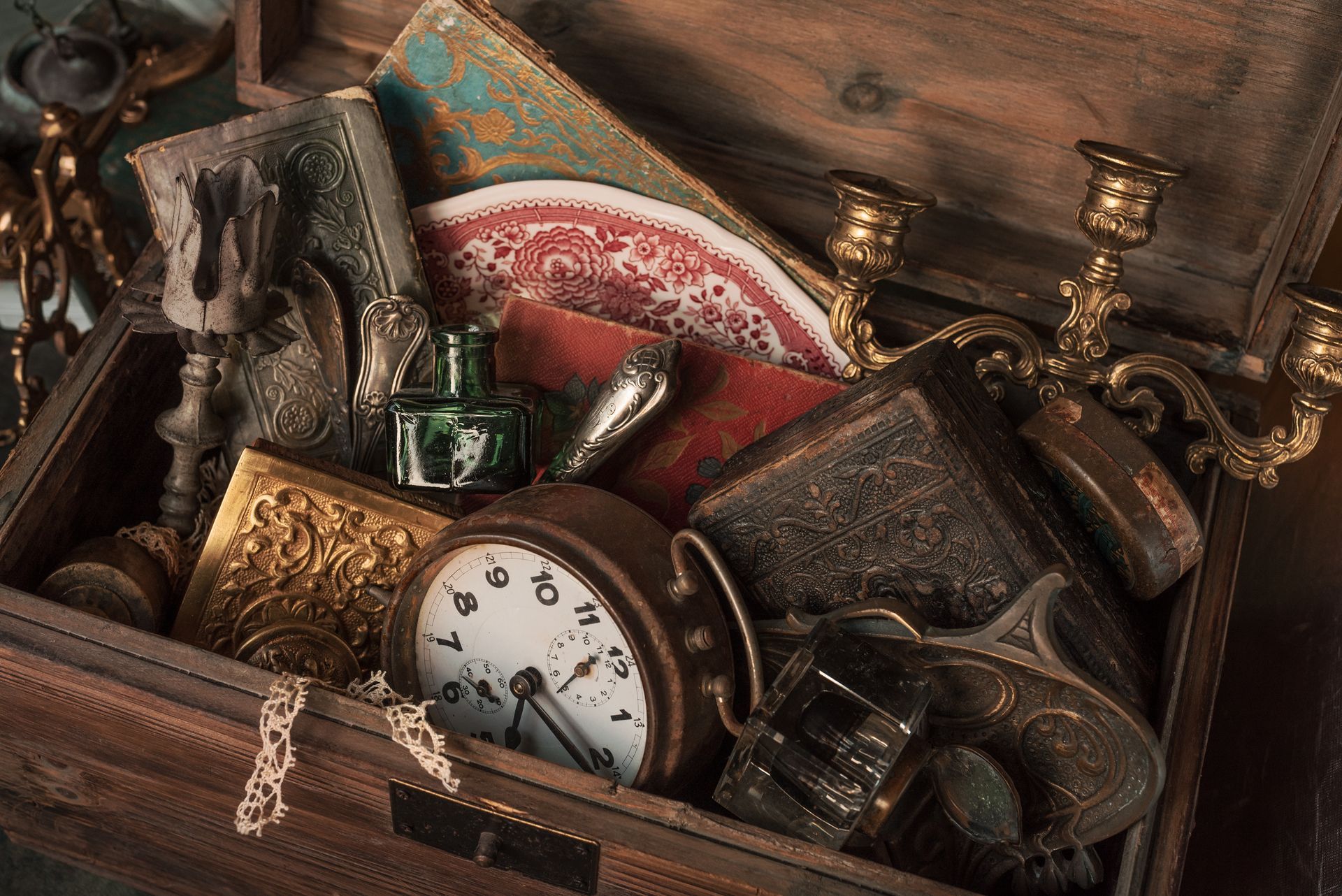 Un coffre rempli d'objets divers.