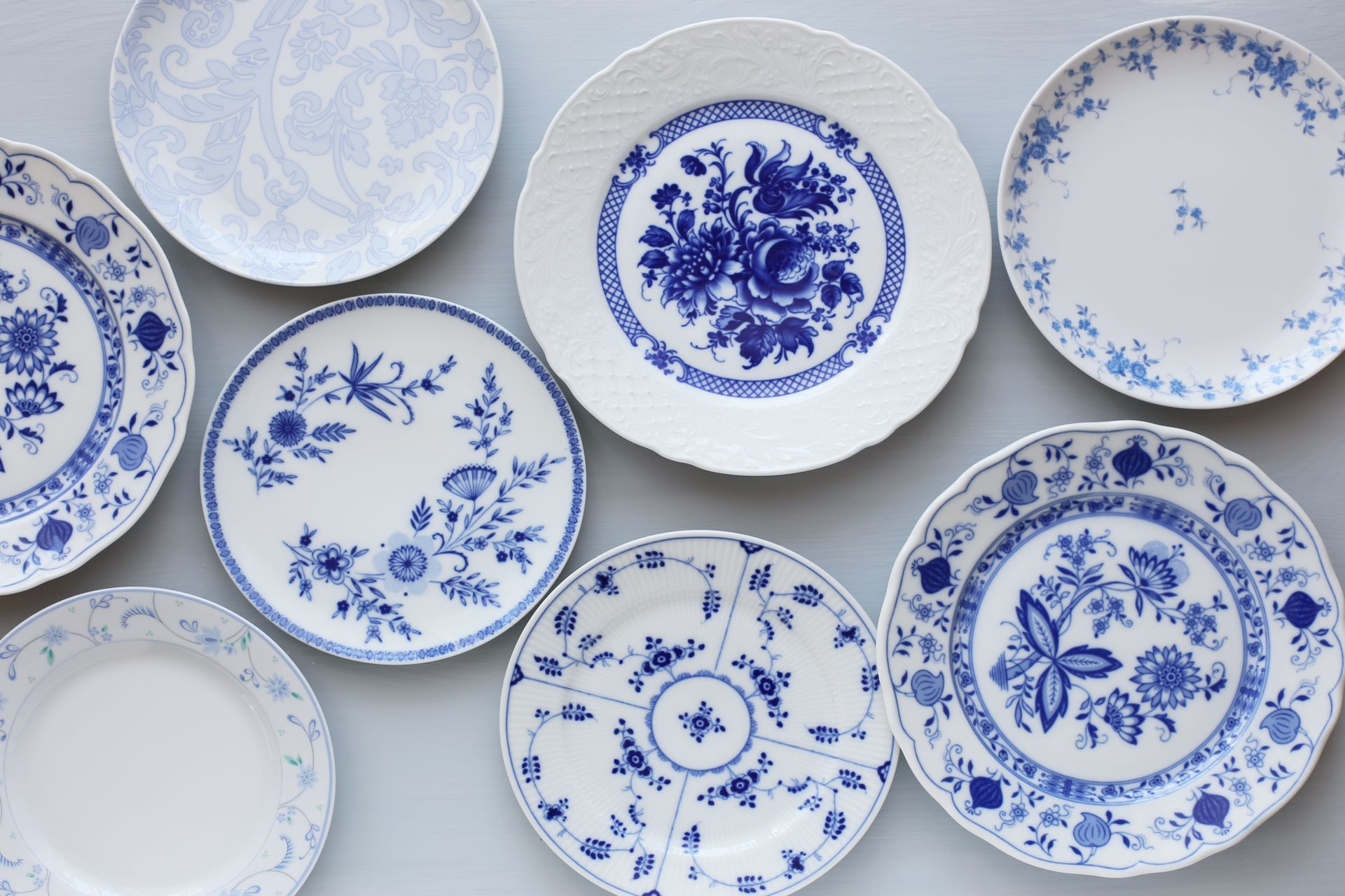 Diverses assiettes en porcelaine
