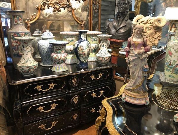 Commode d'époque Louis XV noire et vases chinois