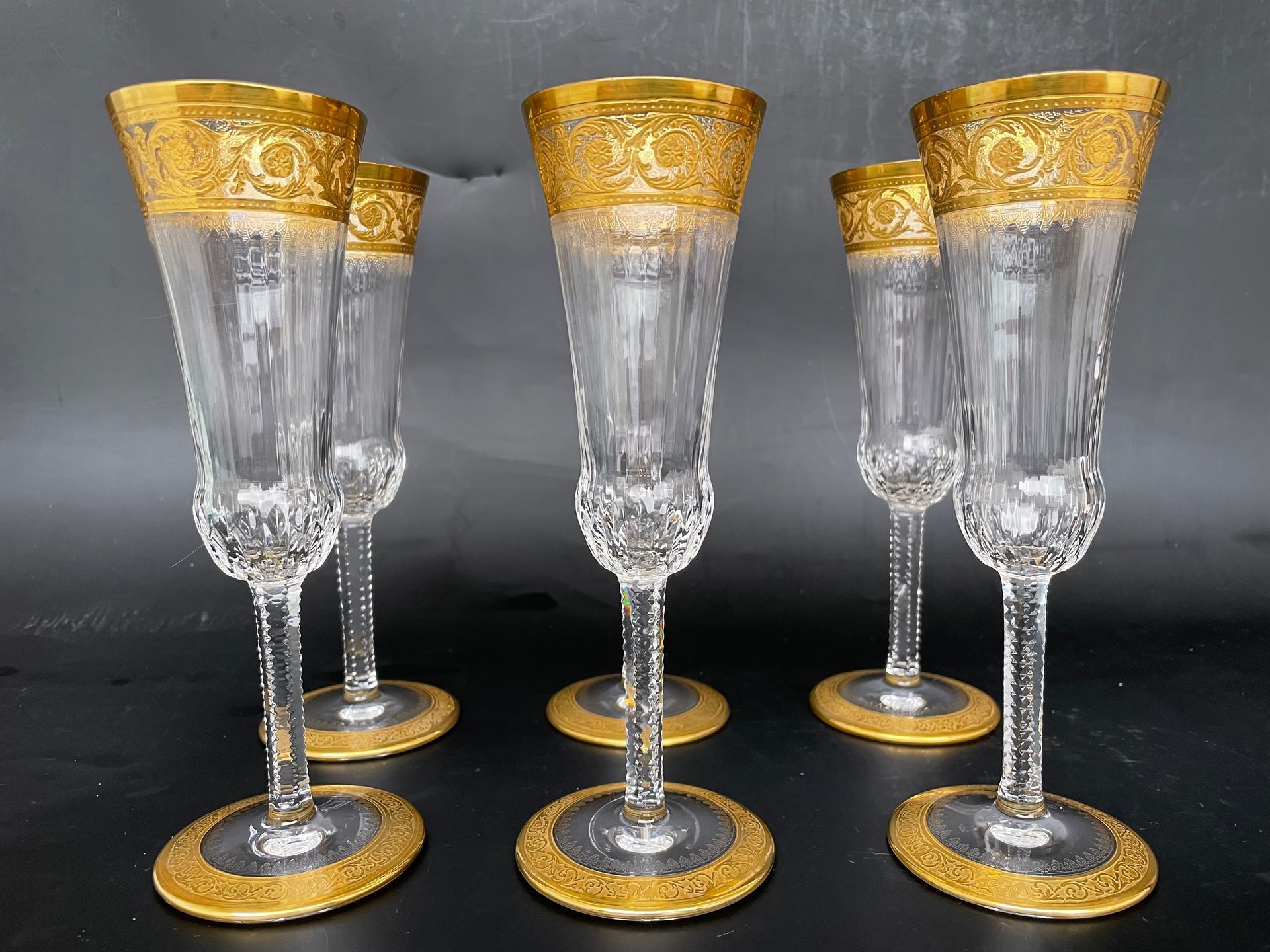 Verres anciens élégants