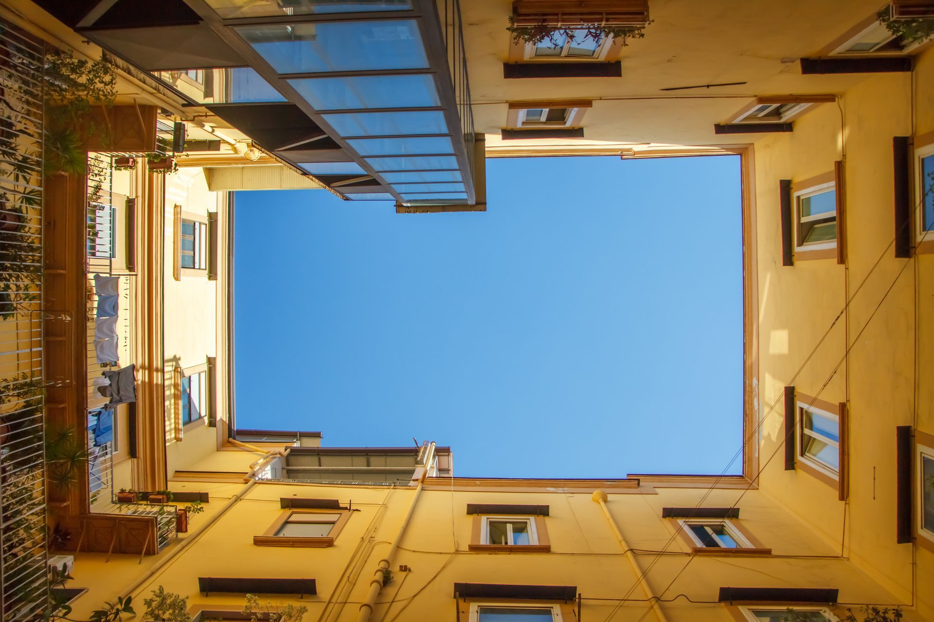 Una cocina con gabinetes rojos y electrodomésticos negros.