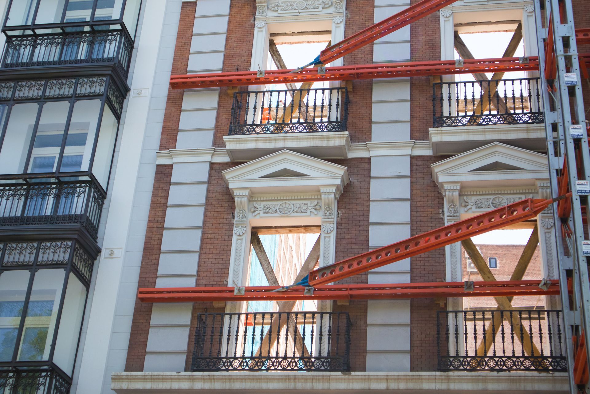 Un hombre está limpiando las ventanas de un edificio alto.