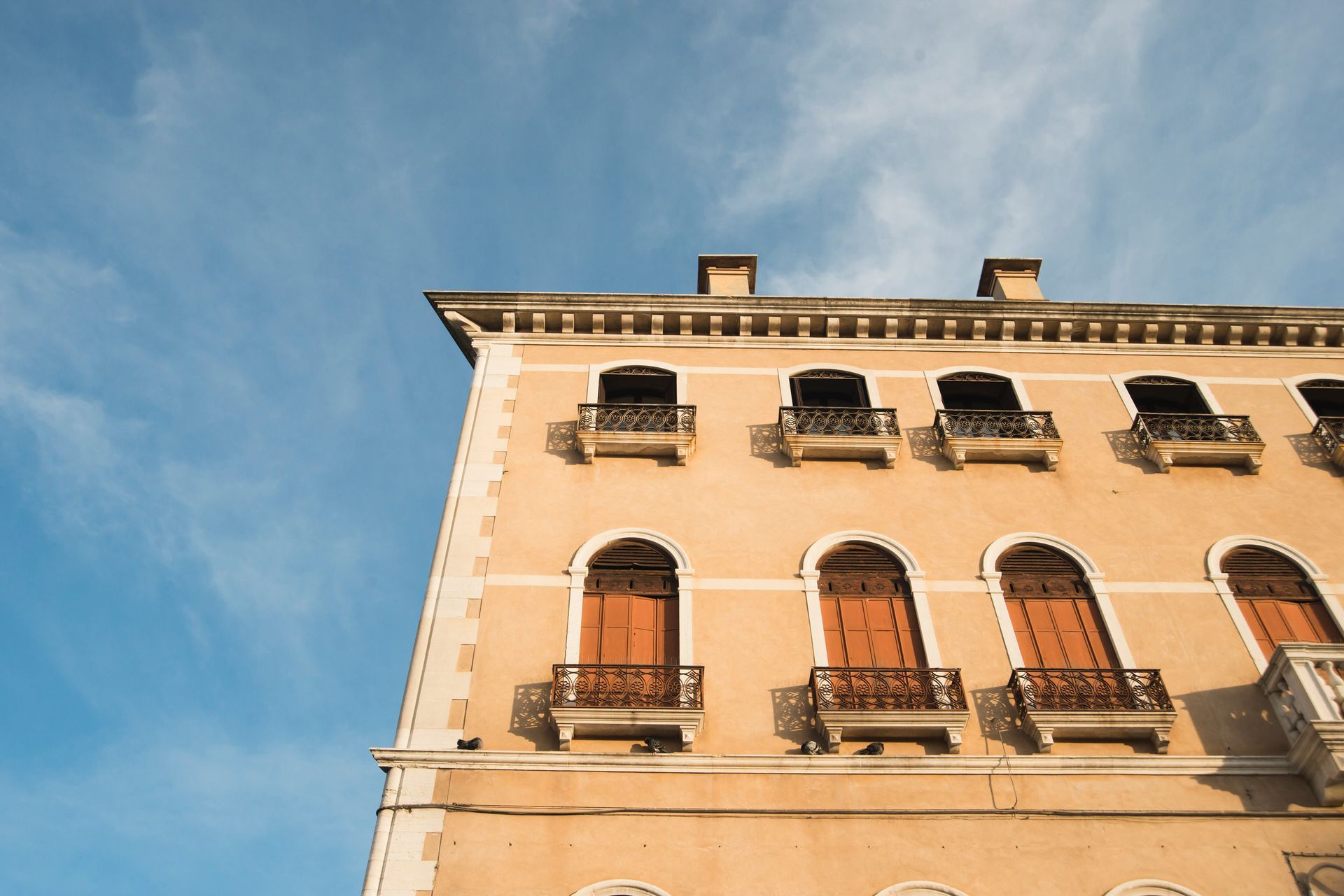 El sol brilla a través de las ventanas de un edificio alto.