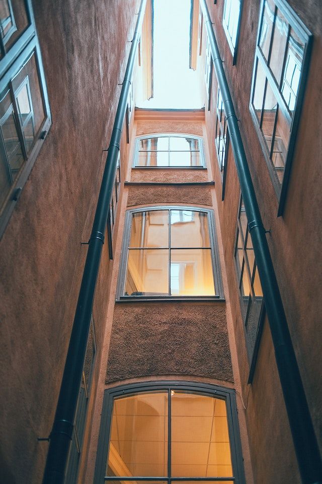 Mirando hacia el techo de un edificio con muchas ventanas.