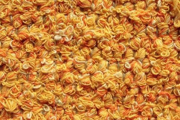 Eine Nahaufnahme eines Haufens gelber und orangefarbener Nudeln.