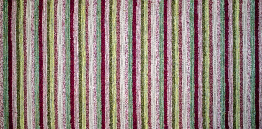 Eine Nahaufnahme eines rosa, grün und weiß gestreiften Stoffes.