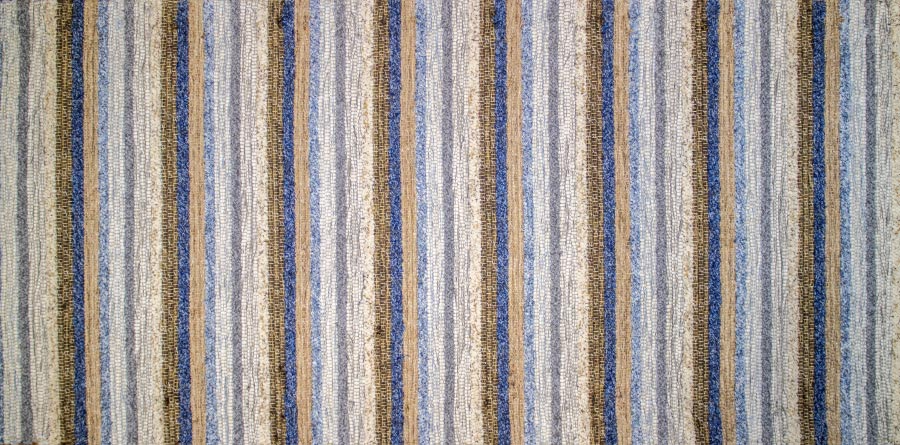 Eine Nahaufnahme eines gestreiften Teppichs mit blauen und braunen Streifen.