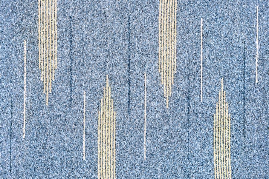 Eine Nahaufnahme eines blauen Teppichs mit gelben Streifen.