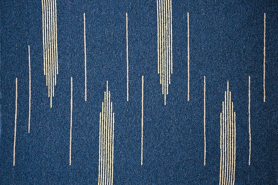 Eine Nahaufnahme eines blauen Teppichs mit weißen Streifen.