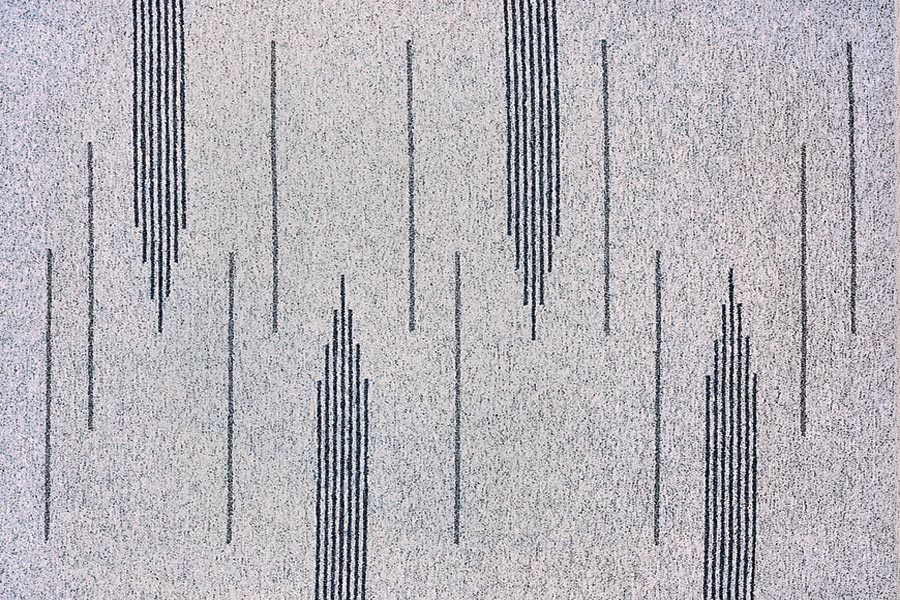 Eine Nahaufnahme eines Teppichs mit einem Linienmuster.