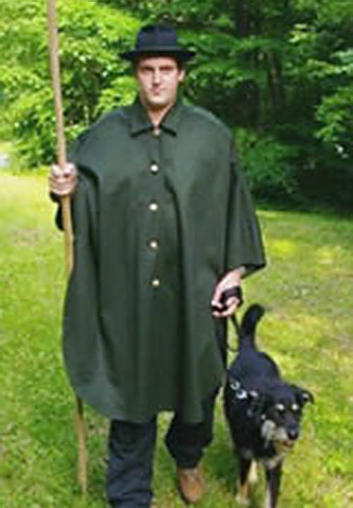 Ein Mann in einem grünen Umhang führt einen Hund an der Leine spazieren.