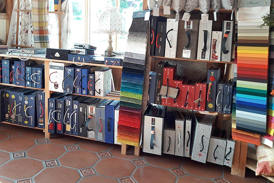 Ein Geschäft voller Stoffe in vielen verschiedenen Farben