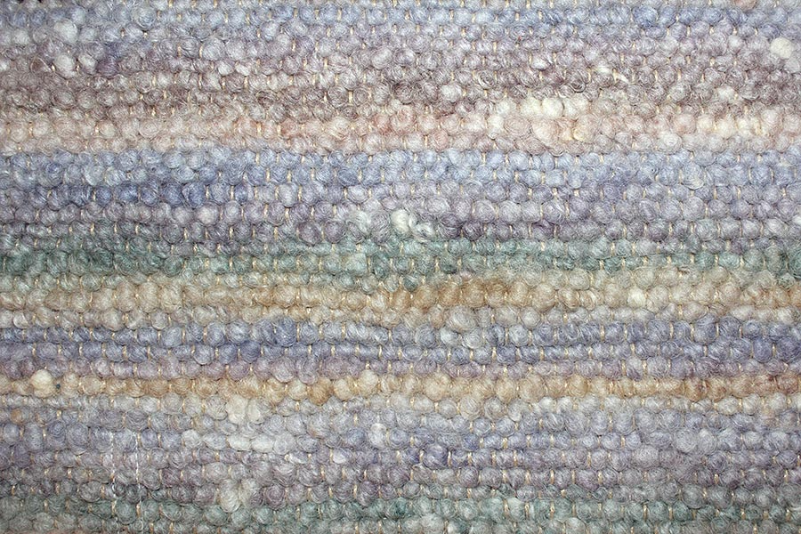 Eine Nahaufnahme eines Strickstoffes mit Streifenmuster.