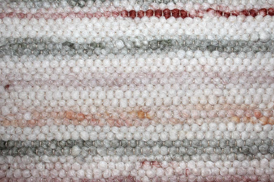 Eine Nahaufnahme eines Strickstoffes mit Streifenmuster.