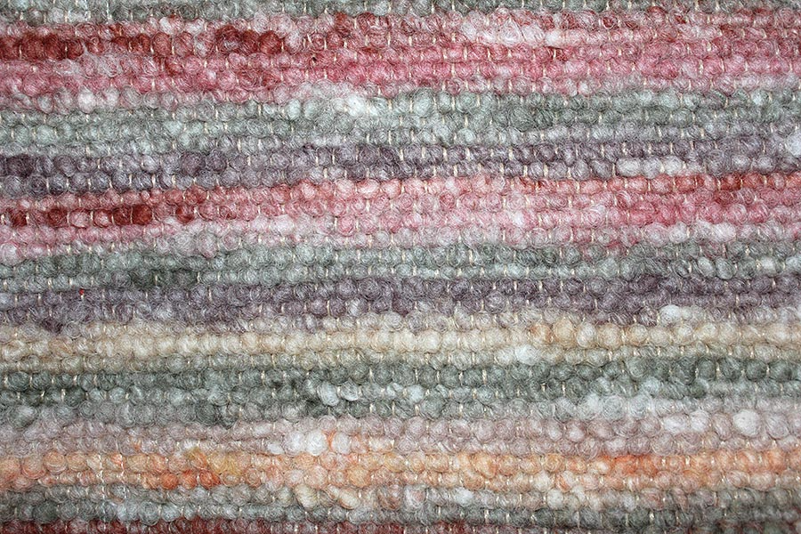 Eine Nahaufnahme eines bunten Teppichs mit Streifenmuster.