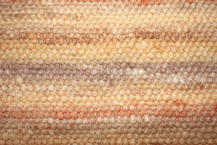 Eine Nahaufnahme eines Teppichs mit Streifenmuster.