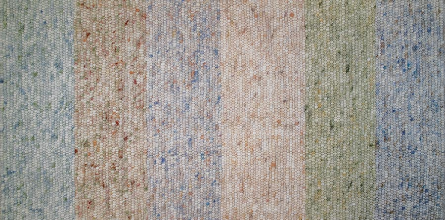 Eine Nahaufnahme eines gestreiften Teppichs in verschiedenen Farben.