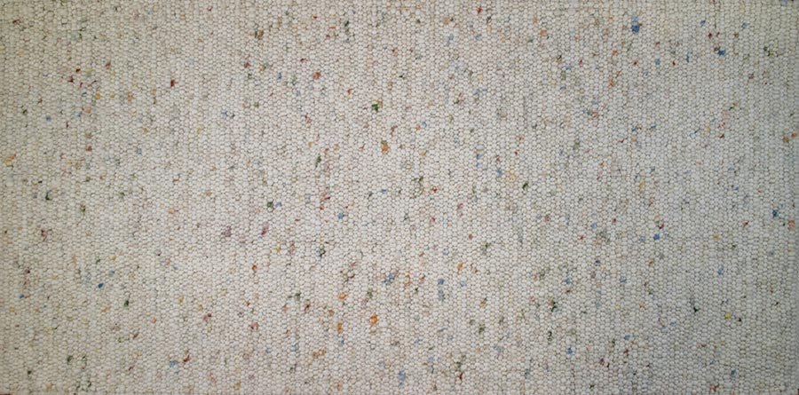 Eine Nahaufnahme der Struktur eines weißen Teppichs.