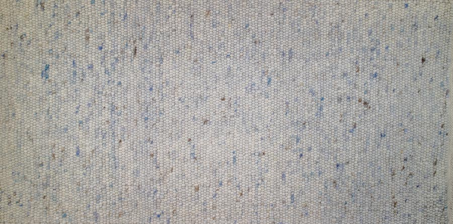 Eine Nahaufnahme der Struktur eines weißen Teppichs.