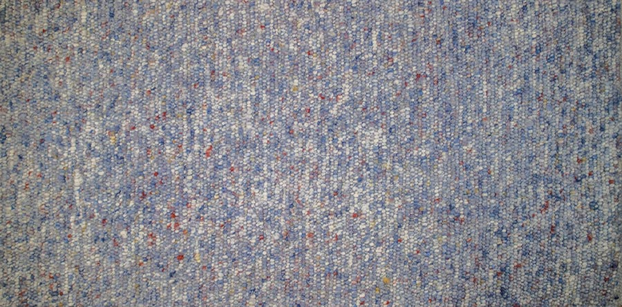 Eine Nahaufnahme der Struktur eines blauen Teppichs.