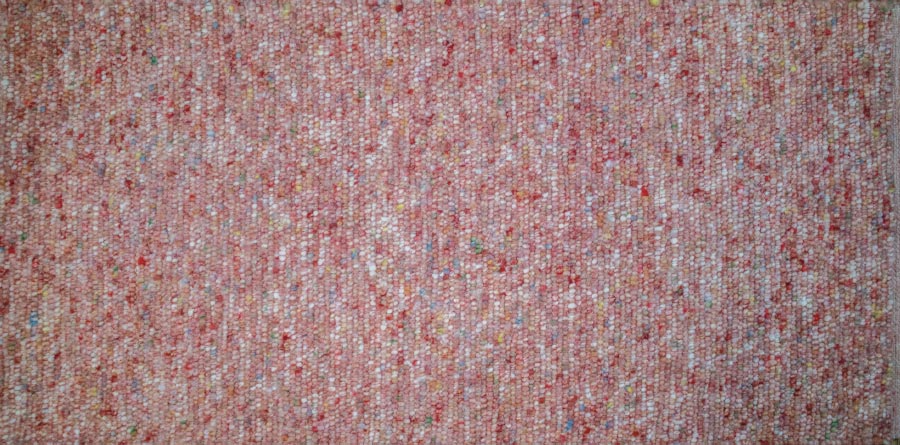 Eine Nahaufnahme einer rot-weißen Teppichstruktur.