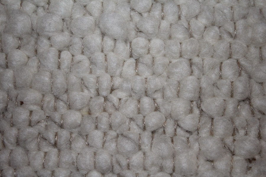 Eine Nahaufnahme eines weißen Strickstoffes mit Muster.