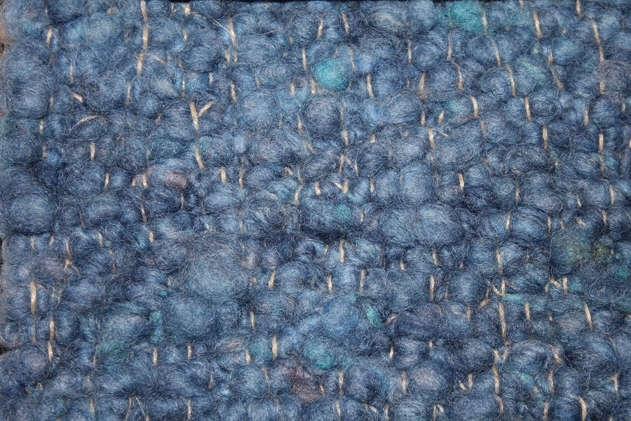 Eine Nahaufnahme eines blauen Teppichs mit einem Muster