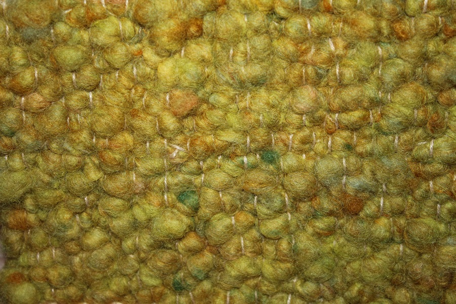 Eine Nahaufnahme eines Haufens gelber Bohnen auf einem Tisch.