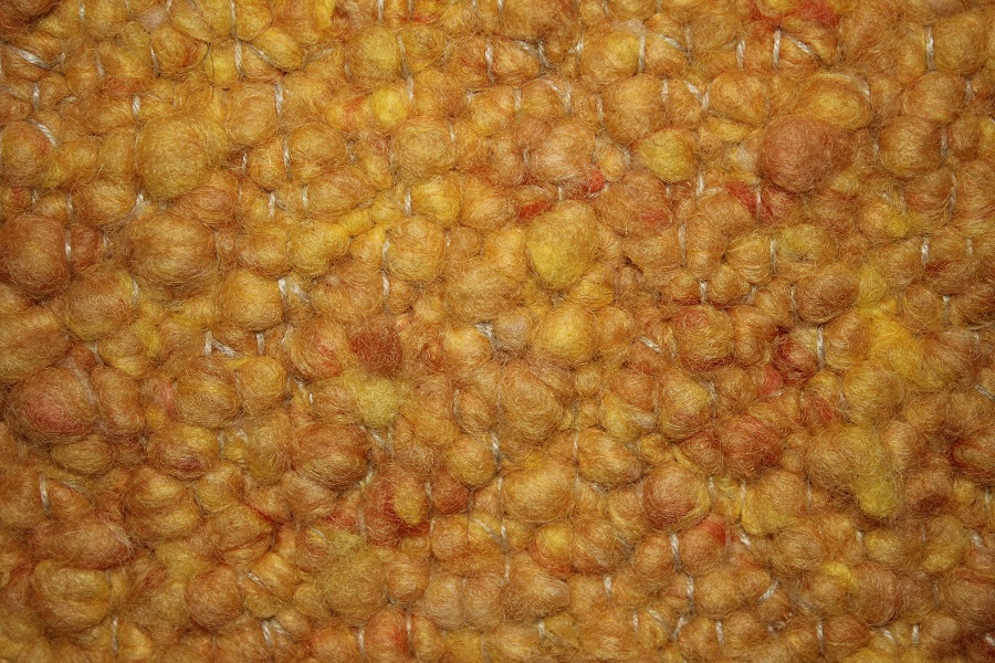 Eine Nahaufnahme eines Haufens Kichererbsen auf einem Tisch.