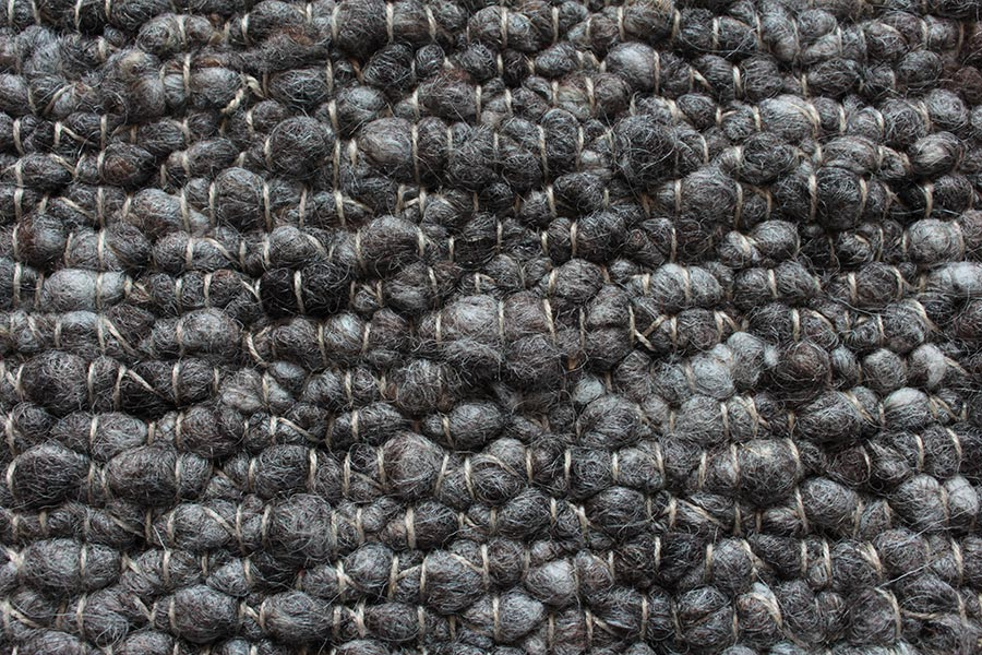 Eine Nahaufnahme eines Steinhaufens auf einer Mauer.